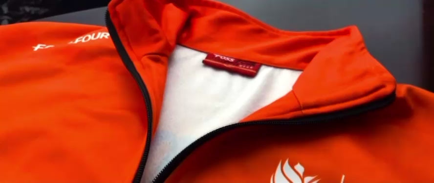 Video laden: Hier siehst du ein Video, welches in Nahaufnahmen unsere Produkte darstellt. Billardbekleidung, Sportjacken, Dartshirts und Basketballtrikots sind bei uns erhältlich und können alle individuell gestaltet und per Sublimationsverfahren bedruckt werden.